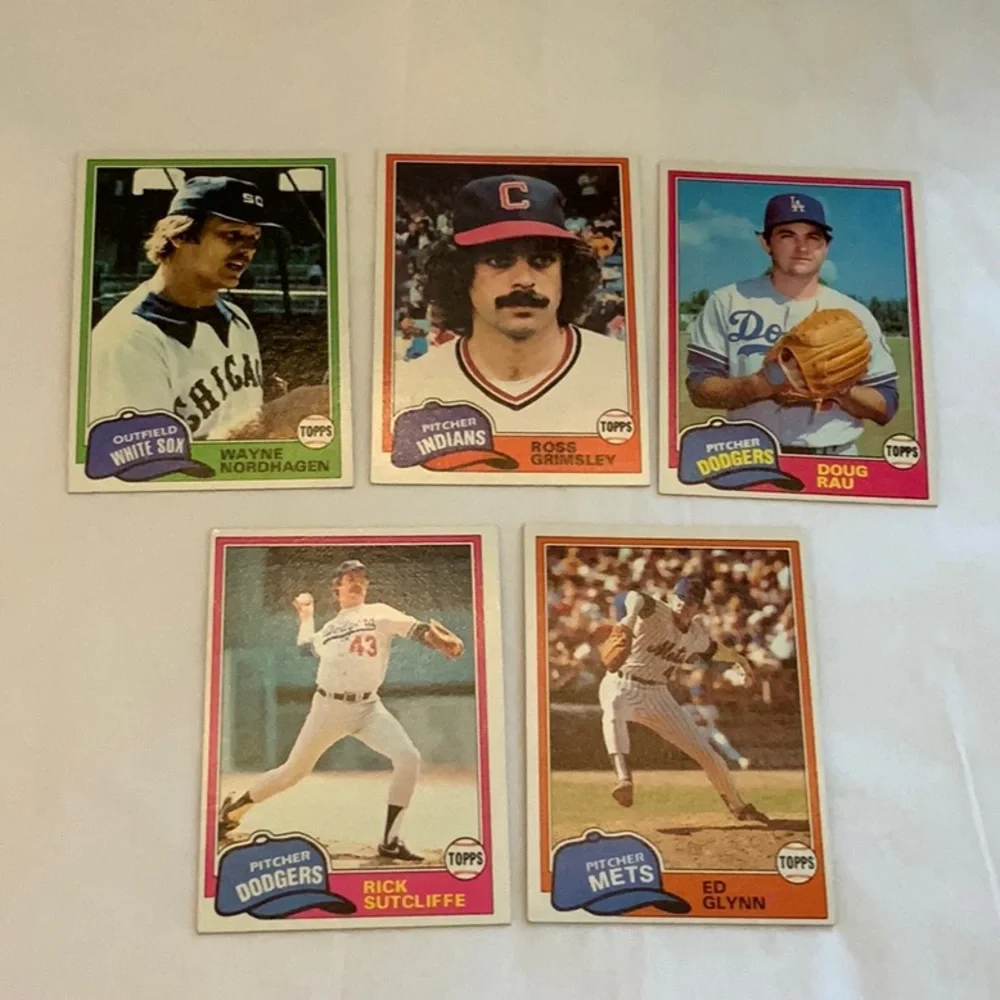 Bundle of Baseball Cards Lot 24
